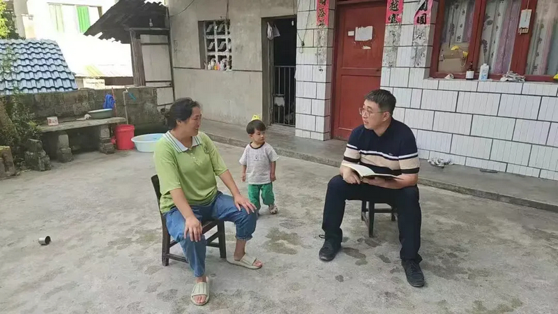 走訪村民家了解家庭具體情況。