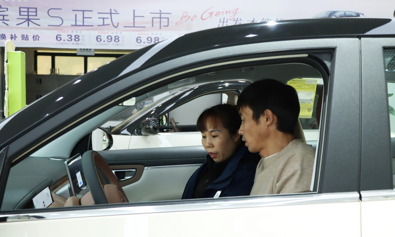 不少消费者或围在展车旁细致查看车辆配置，或坐进驾驶舱体验空间舒适度。万莲莲摄