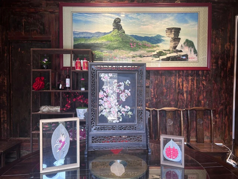 黔绣非遗传承人杨丽携“黔绣”亮相国际研讨会。