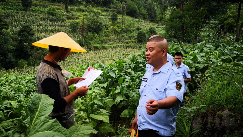 宋培琳在田间地头开展普法活动。