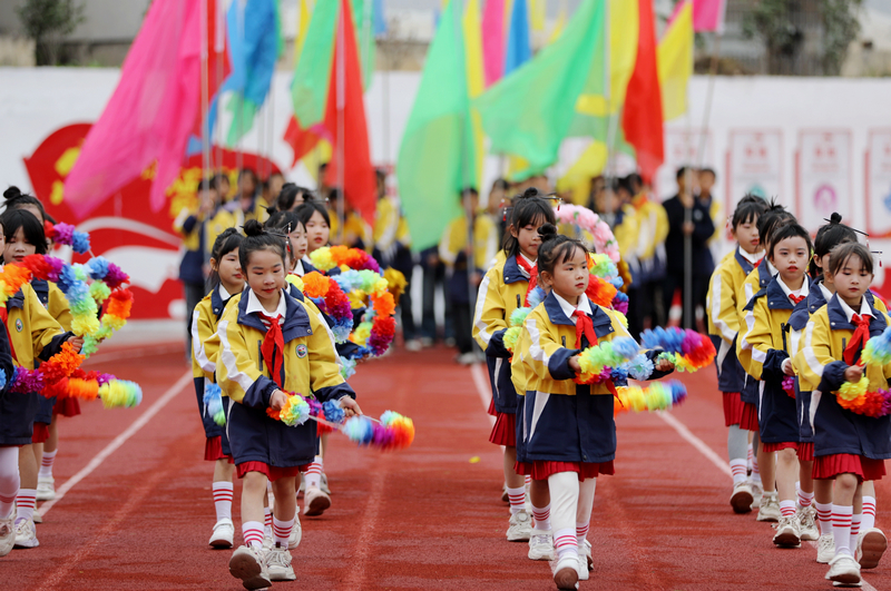 2025年12月3日，贵州省黔东南苗族侗族自治州施秉县杨柳塘镇中心小学的学生在冬季运动会入场式中表演节目。