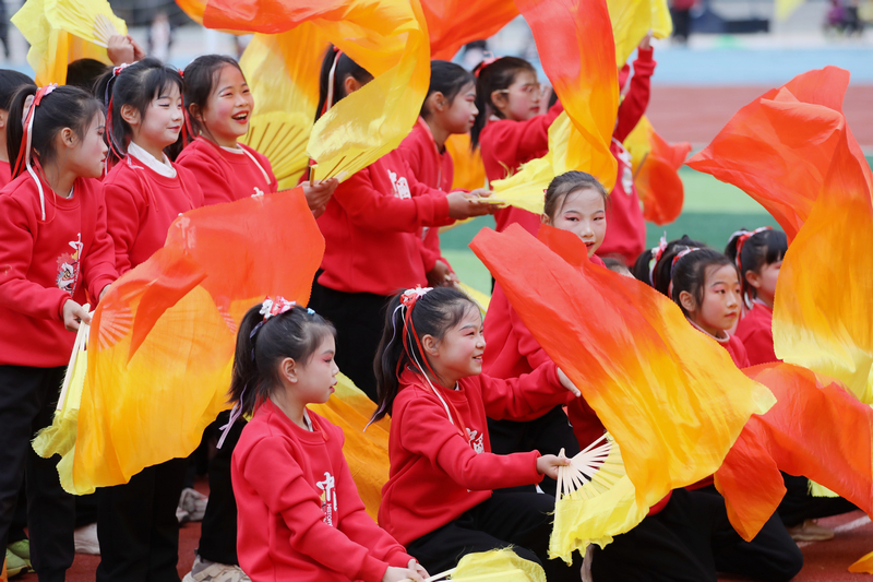 2025年12月3日，贵州省黔东南苗族侗族自治州施秉县杨柳塘镇中心小学的学生在冬季运动会入场式中表演节目。