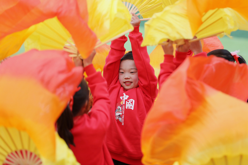 2025年12月3日，贵州省黔东南苗族侗族自治州施秉县杨柳塘镇中心小学的学生在冬季运动会入场式中表演节目。