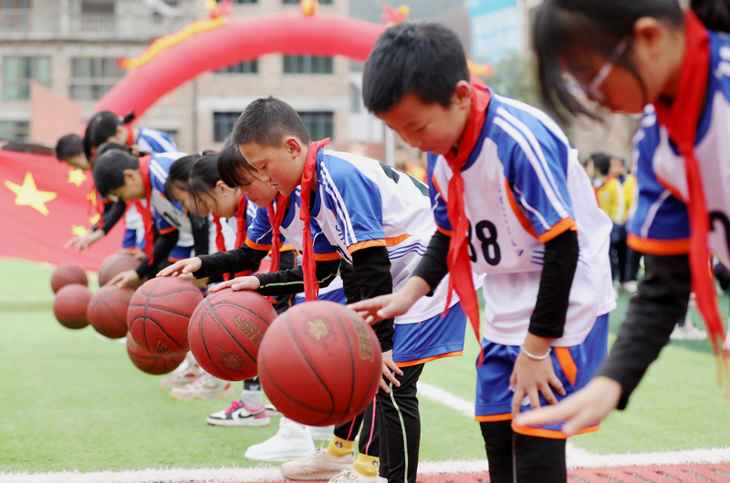 2025年12月3日，贵州省黔东南苗族侗族自治州施秉县杨柳塘镇中心小学的学生在冬季运动会入场式中表演节目。