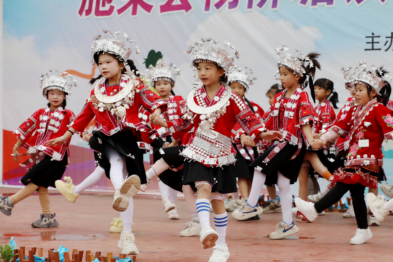 2025年12月3日，贵州省黔东南苗族侗族自治州施秉县杨柳塘镇中心小学的学生在冬季运动会入场式中表演节目。