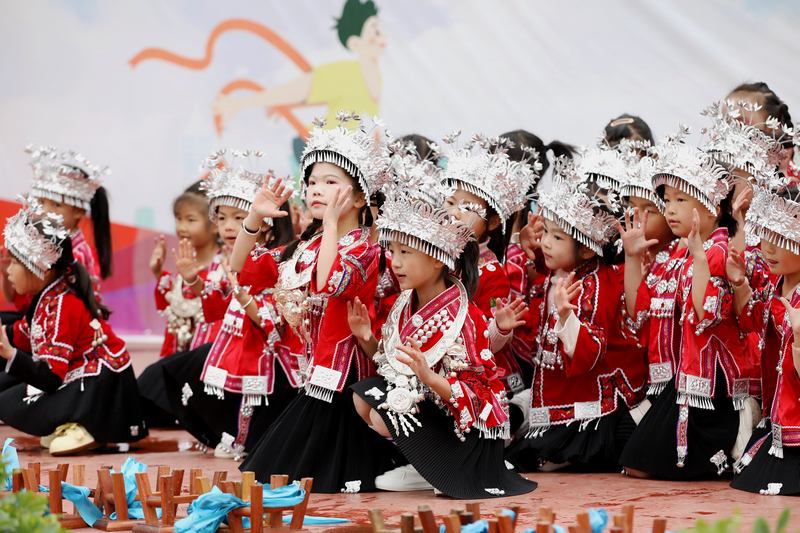 2025年12月3日，贵州省黔东南苗族侗族自治州施秉县杨柳塘镇中心小学的学生在冬季运动会开幕式中表演节目