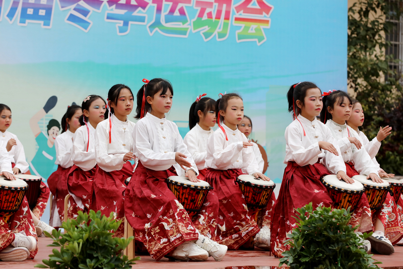 2025年12月3日，贵州省黔东南苗族侗族自治州施秉县杨柳塘镇中心小学的学生在冬季运动会入场式中表演节目。