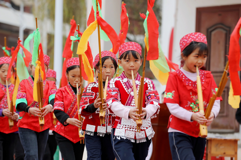 2025年12月3日，贵州省黔东南苗族侗族自治州施秉县杨柳塘镇中心小学的学生在冬季运动会开幕式中表演芦笙舞。