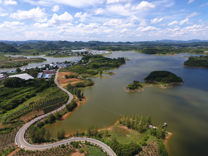 清镇市虎山彝寨至琊陇坝公路芦荻哨段。