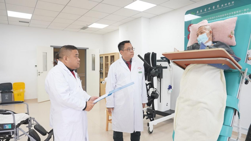 廣東省中醫院貴州醫院神經內科醫生正在查看患者羅先生康復情況。