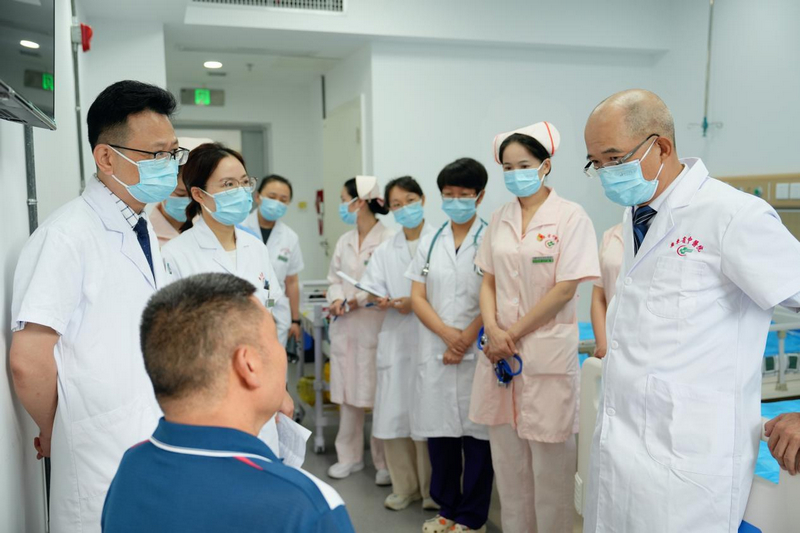 廣東省名中醫、廣東省中醫院心血管科大科主任鄒旭到貴州醫院科室查房。