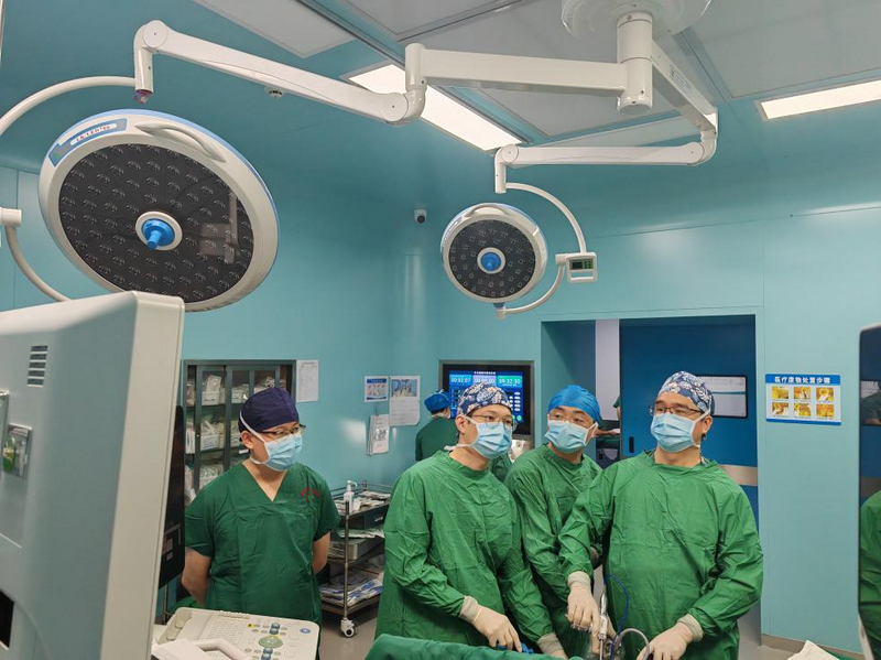 廣東省中醫院外科大科主任何軍明到貴州醫院指導手術。