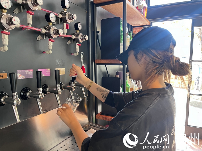 贵阳精酿厂牌侍酒师正在打酒。人民网记者 陈洁泉摄