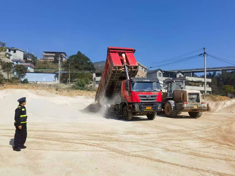 督促违法超限车辆卸载。