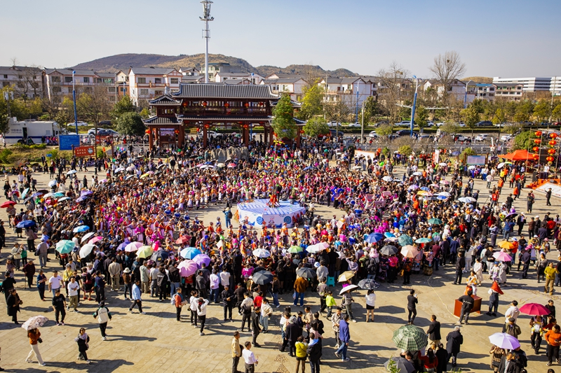  苗族跳花。王興文攝