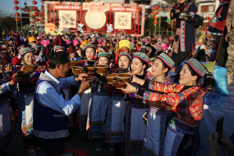  “高山流水”熱情迎客。程洪凱攝