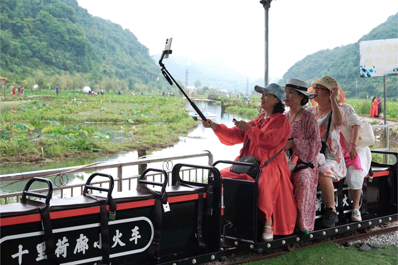 旅居游客在安順經開區景區游玩。楊曦攝