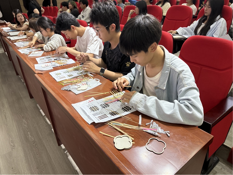 學生們體驗竹編技藝。