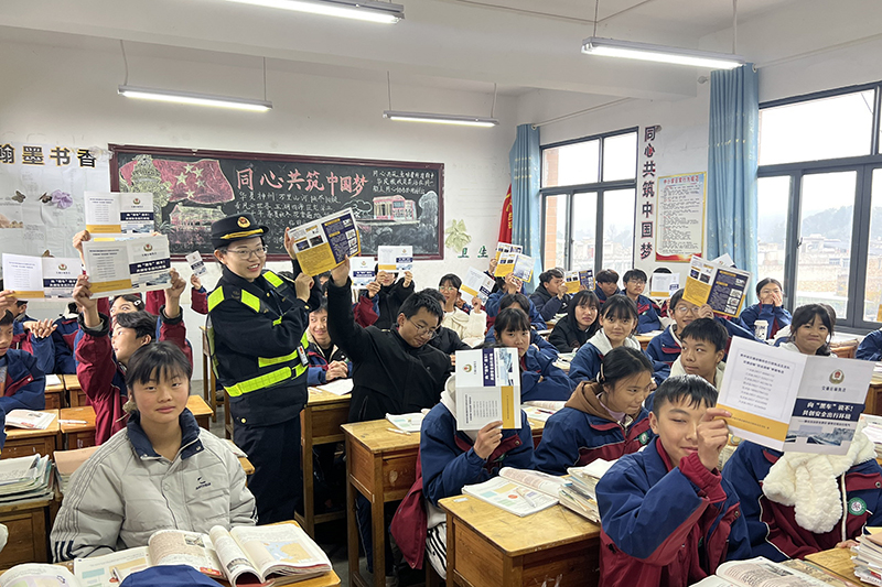 进校园宣传现场。