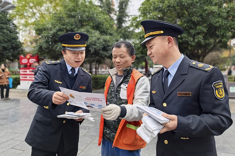 发放宣传资料。