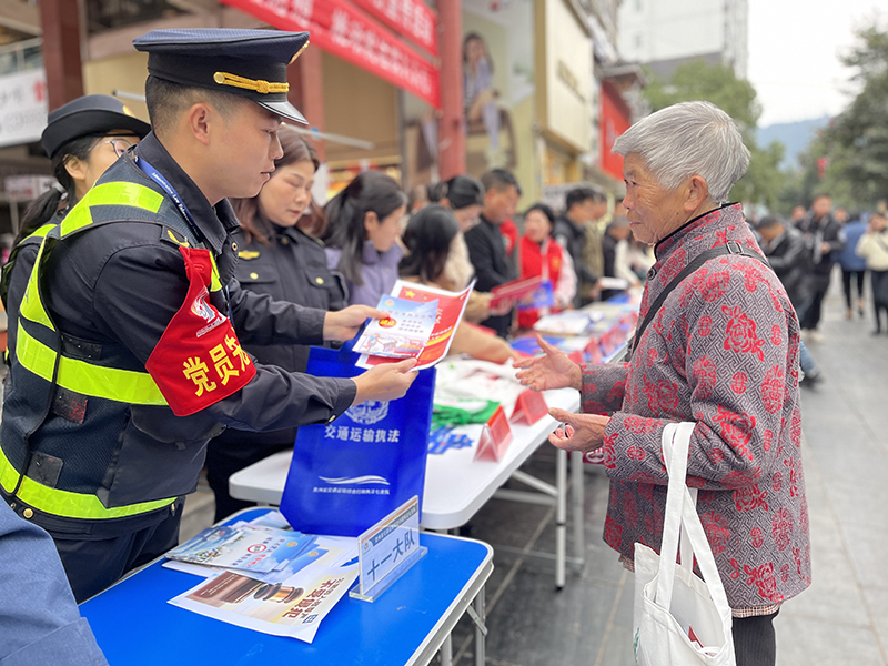 贵州省交通运输综合行政执法工作人员发放宣传资料，讲解相关法律法规。