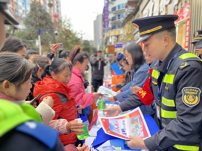 贵州省交通运输综合行政执法工作人员发放宣传资料，讲解相关法律法规。