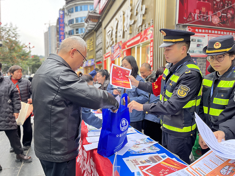 贵州省交通运输综合行政执法工作人员发放宣传资料，讲解相关法律法规。