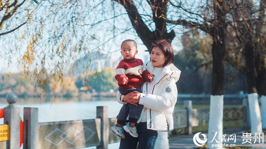 市民带着孩子在公园内游览。人民网记者 涂敏摄