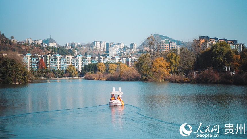 暖阳下的凤池园公园。人民网记者 涂敏摄