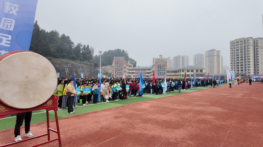 全县中小学齐聚开幕式现场，足球小将们精神饱满地来到赛场。