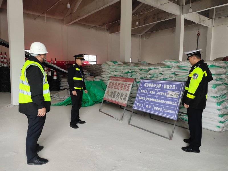 2 图为贵州交通运输综合行政执法人员检查标志牌储备情况。