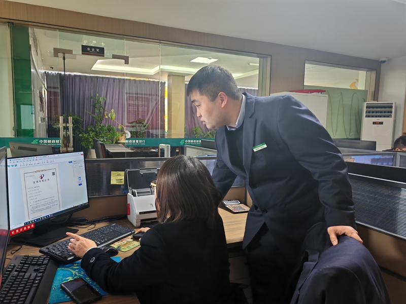 銀行客戶經理為企業加急處理業務。