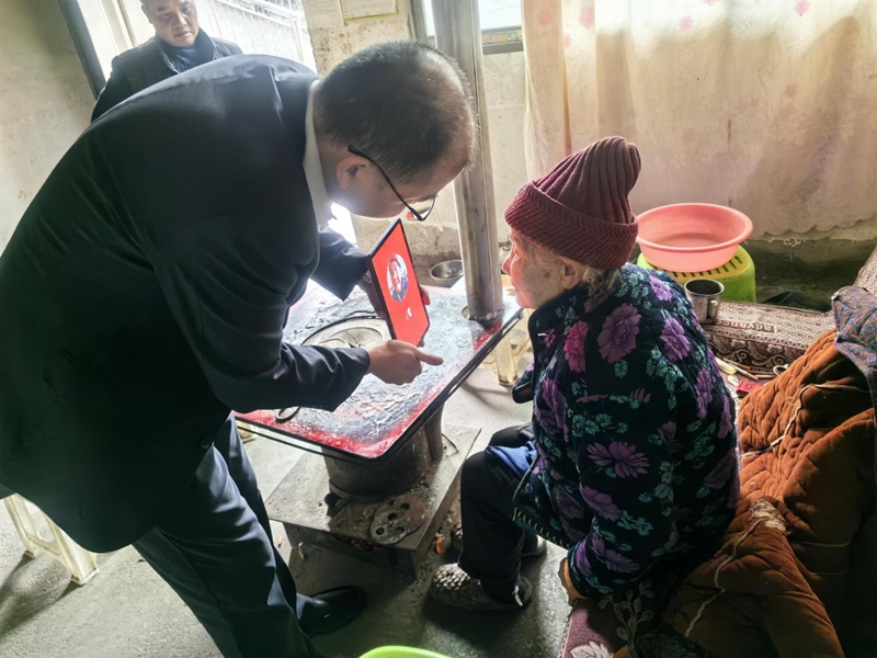 上門為楊奶奶激活社保卡。