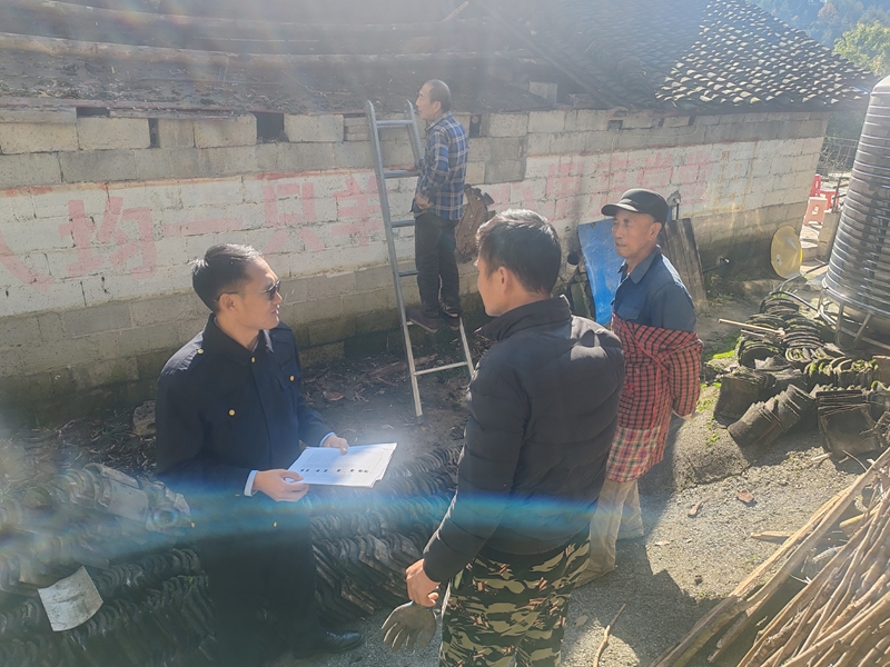 2 图为陈飞跃向村民征求改造意见