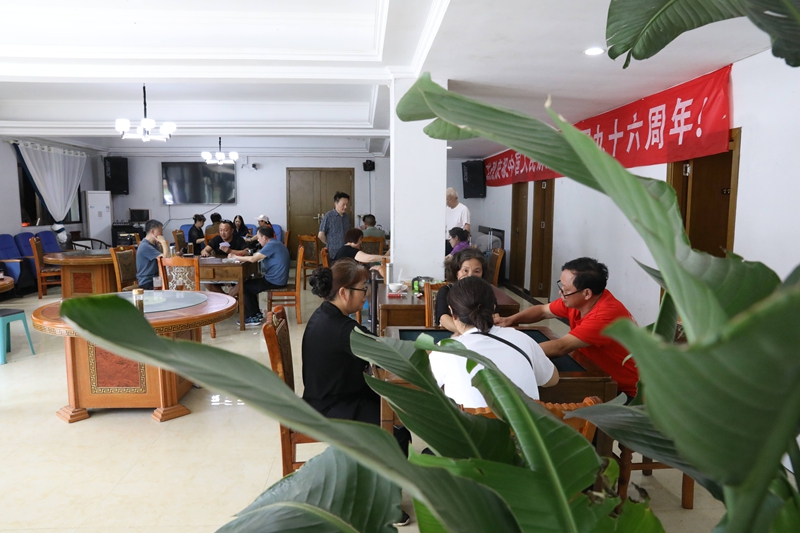 1、重慶游客在酒店休閑娛樂。稅會靜 攝.JPG