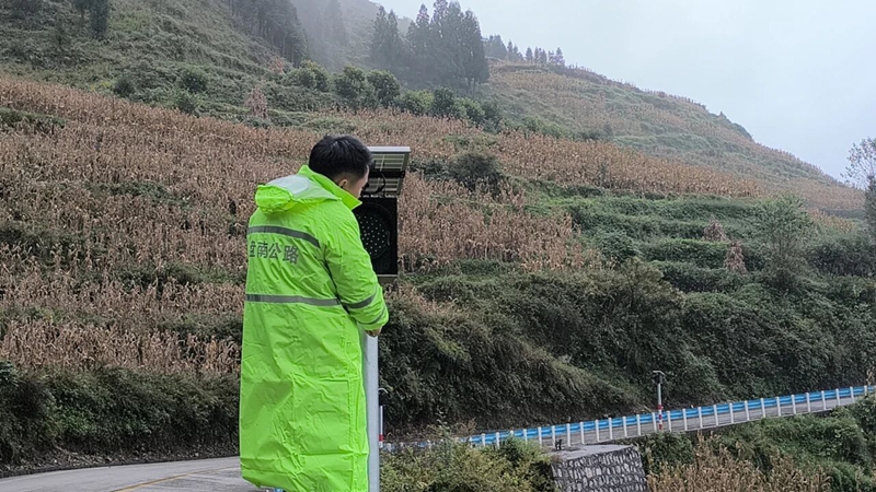 檢修S317線多霧路段的霧燈。   梁琴  攝.jpg