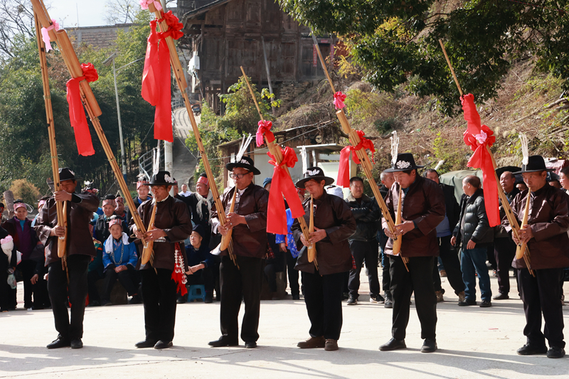 施秉县马号镇平扒村芦笙队在吹芦笙。