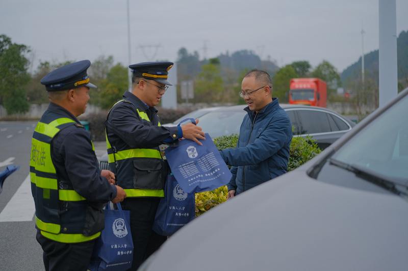 执法人员在S36玉盘高速施秉服务区上行开展宪法宣传。