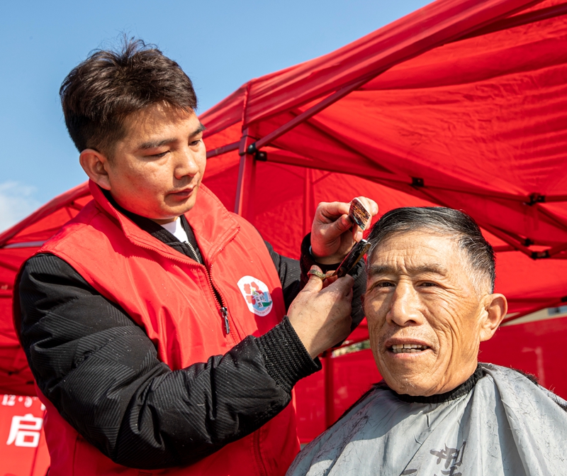 12月5日，志愿者为市民理发。