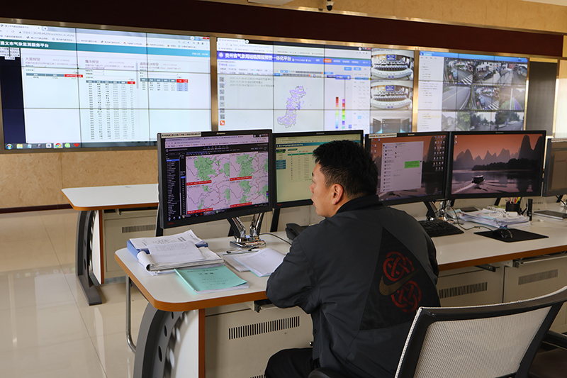 工作人员正在实时监测气象数据 。王裕摄
