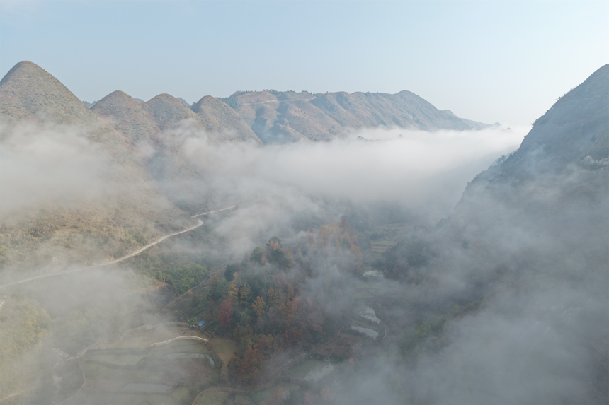 云雾中的金钟山。张大美摄