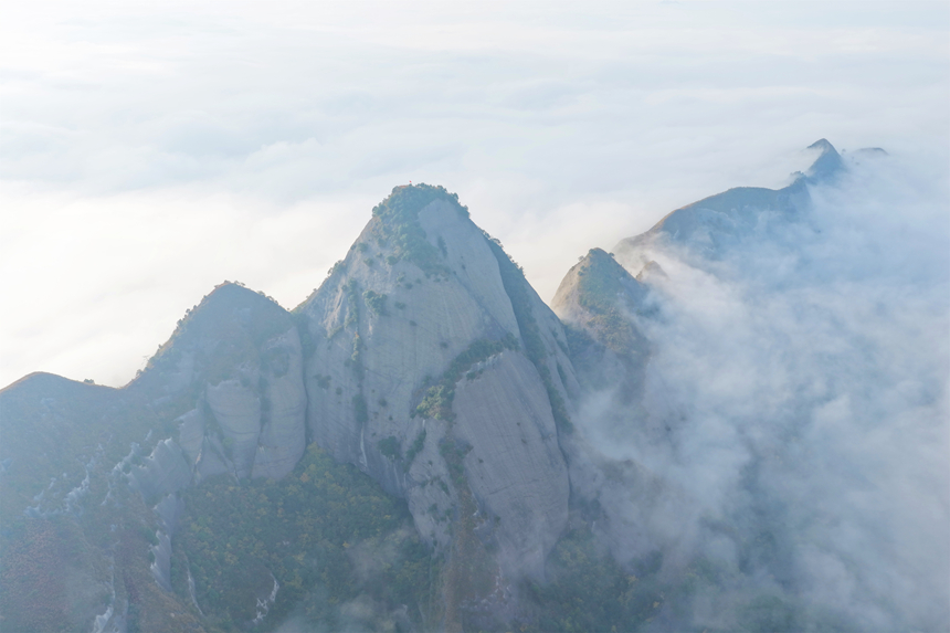 云雾中的金钟山。张大美摄