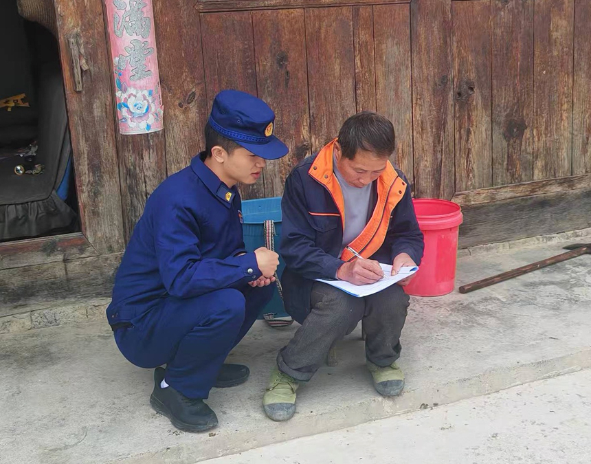 施秉县乡镇专职消防员开展特殊群体家庭消防安全排查。