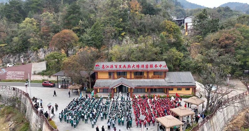 学生们到达终点大塘渡口  彭垚 摄.jpg