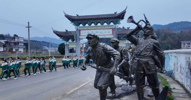 学生们在老师、家长的陪同下重走长征路。彭垚 摄