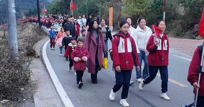 学生们在老师、家长的陪同下重走长征路。彭垚 摄 (3).jpg