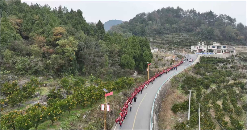 学生们在老师、家长的陪同下重走长征路。彭垚 摄.jpg