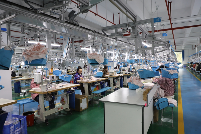 工人在生产车间忙碌 (2).JPG