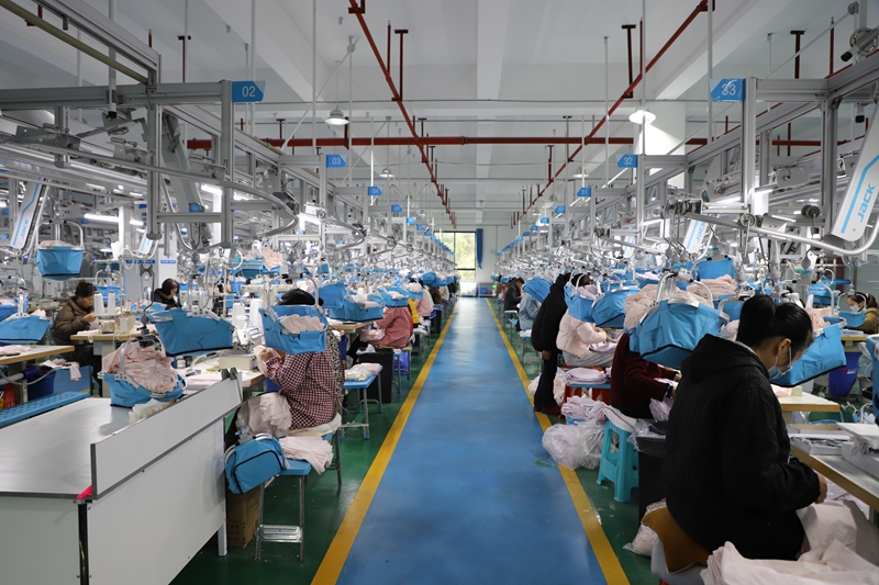 工人在生产车间忙碌 (1).JPG