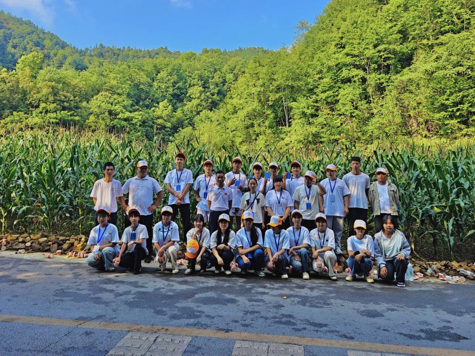 芭茅村党支部组织志愿者开展紫云大营镇第三届“村跑”邀请赛志愿服务活动。